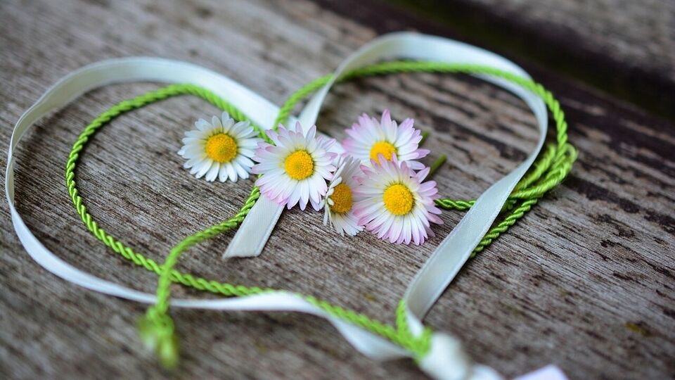 কন্যা: কন্যা রাশির জাতকদের প্রেমের সম্পর্ক এই সপ্তাহে শক্তিশালী হবে। সপ্তাহের শুরু থেকে পারস্পরিক বোঝাপড়া এবং সমন্বয় উন্নত হবে। সঙ্গীর সঙ্গে সময় কাটানো, যেকোনও ধর্মীয় বা সামাজিক অনুষ্ঠানে একসঙ্গে অংশগ্রহণ করা সম্পর্ককে স্থিতিশীলতা দেবে। আপনারা দুজনেই একে অপরের প্রতি আপনার ভালোবাসা আরও খোলাখুলিভাবে প্রকাশ করবেন। সপ্তাহের শেষে, বিষয়টি পারিবারিক সম্মতি বা কোনও গুরুত্বপূর্ণ প্রস্তাবের দিকেও এগিয়ে যেতে পারে। এই সপ্তাহটি বিশ্বাস, স্থিতিশীলতা এবং শান্ত প্রেমের শক্তিতে পরিপূর্ণ। আপনার প্রেমের সম্পর্কের ক্ষেত্রে আপনি ইতিবাচকতা অনুভব করবেন।