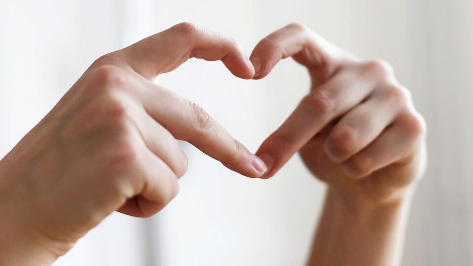 কুম্ভ: কুম্ভ রাশির জাতকদের জন্য, এই সপ্তাহে প্রেম জীবন ভারসাম্যপূর্ণ এবং মনোরম হবে। আপনার এবং আপনার সঙ্গীর মধ্যে পারস্পরিক বোঝাপড়া বৃদ্ধি পাবে এবং একটি বিশেষ পরিকল্পনায় কাজ করা যেতে পারে। প্রেম জীবন রোমান্টিক এবং আবেগগতভাবে সমৃদ্ধ হবে। তবে, বাইরের কোনও ব্যক্তির পরামর্শ বা হস্তক্ষেপ এড়িয়ে চলুন। প্রেমের সম্পর্ক টিকিয়ে রাখার জন্য আত্মবিশ্বাস, আনুগত্য এবং খোলামেলা মনোভাব প্রয়োজন। এই সপ্তাহে আপনার সম্পর্কের ক্ষেত্রে আপনি বেশ খোলামেলা থাকবেন। আপনি আপনার সঙ্গীকে অনেক জায়গা দেবেন সম্পর্কে এবং আপনারা দুজনেই কোথাও বেড়াতে যাবেন ও সুখ উপভোগ করবেন।