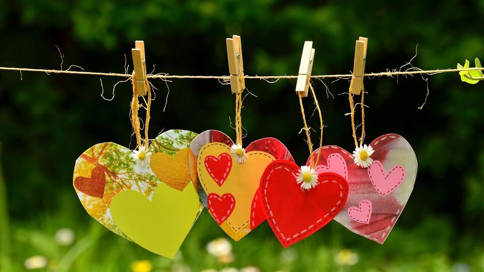 মিথুন: মিথুন রাশির জাতক জাতিকাদের এই সপ্তাহে তাদের মনের কথা শুনতে হবে, হৃদয়ের কথা নয়। আবেগে ভেসে গিয়ে যেকোনও সিদ্ধান্ত নেওয়া আপনার সম্পর্ককে ভুল দিকে নিয়ে যেতে পারে। সপ্তাহের শুরুতে কিছু আবেগঘন মুহূর্ত আপনাকে অস্বস্তিতে ফেলতে পারে এবং পুরনো সম্পর্কের স্মৃতি আপনাকে অস্থির করে তুলতে পারে। সপ্তাহের শেষার্ধে কোনও বিষয়ে বিরোধ হতে পারে, এমন পরিস্থিতিতে শান্তভাবে যোগাযোগ করাই একমাত্র সমাধান হবে। প্রেমের সম্পর্ক টিকিয়ে রাখার জন্য যোগাযোগের স্পষ্টতা এবং ধৈর্য খুবই গুরুত্বপূর্ণ। আপনি এই সপ্তাহে প্রেমে সুখ পাবেন।