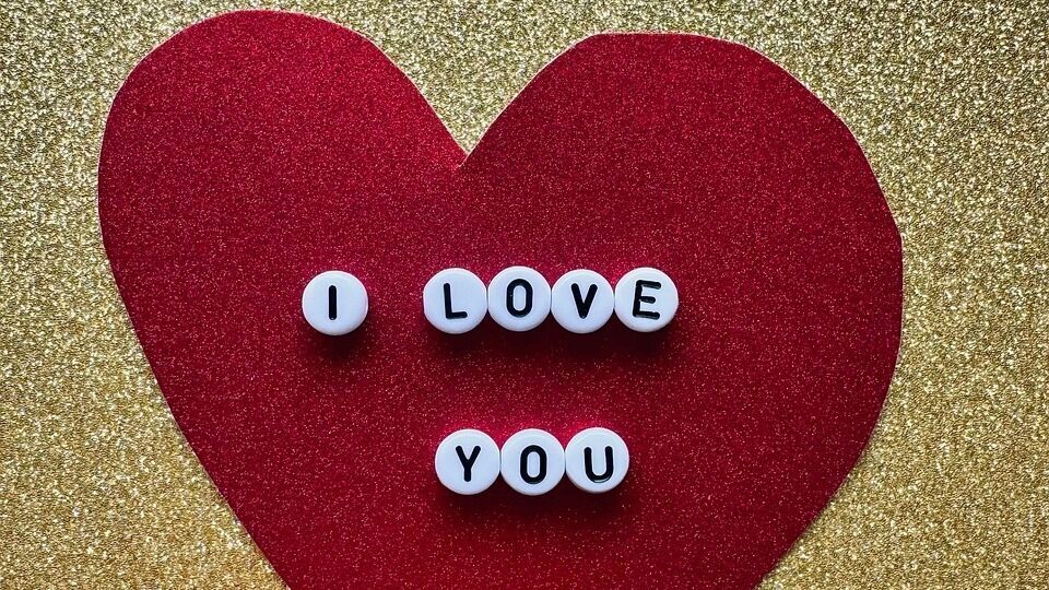 মকর: এই সপ্তাহ মকর রাশির জাতকদের প্রেম জীবনে ইতিবাচকতা এবং স্থিতিশীলতা বয়ে আনবে। সঙ্গীর সঙ্গে সমন্বয় আরও ভালো হবে এবং পারস্পরিক অনুভূতি প্রকাশ্যে আসবে। বন্ধুর সাহায্যে প্রেম জীবনে আকর্ষণীয় মোড় আসতে পারে। তবে সপ্তাহের শেষ দিনগুলিতে কিছু ভুল বোঝাবুঝি বা বাইরের হস্তক্ষেপের কারণে উত্তেজনা দেখা দিতে পারে। এমন পরিস্থিতিতে যোগাযোগে স্বচ্ছতা বজায় রাখুন এবং তৃতীয় ব্যক্তির সঙ্গে ব্যক্তিগত জিনিস শেয়ার করবেন না, তবেই আপনার সম্পর্কে সুখ থাকবে, প্রচুর আনন্দের মুহূর্ত থাকবে।