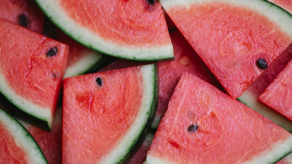 মনে রাখবেন পিরিয়ডসের ব্যথা কমাতে তরমুজ একটি ভালো বিকল্প হতে পারে, কারণ এটি শরীরকে হাইড্রেটেড রাখতে সাহায্য করে এবং কিছু ক্ষেত্রে ক্র্যাম্পও কমায়। তরমুজে প্রচুর পরিমাণে জল এবং কিছু প্রাকৃতিক শর্করা থাকে যা শরীরে হালকা আরাম দিতে পারে এবং এনার্জি যোগান দেয়। 