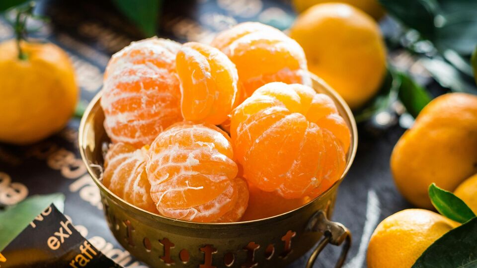 কমলালেবু হল ভিটামিন সি সমৃদ্ধ একটি ফল যা প্রদাহ কমাতে এবং রক্ত ​​সঞ্চালন উন্নত করতে সহায়ক হতে পারে। এছাড়াও, কমলালেবুতে থাকা জল এবং অন্যান্য পুষ্টি উপাদান শরীরকে হাইড্রেটেড রাখতে সাহায্য করে। যা সরাসরি পেট ব্যথা কমানোর সঙ্গে যুক্ত না হলেও, শরীরকে অবশ্যই আরাম দেয়। 