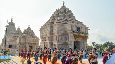 এমনিতে জগন্নাথ মন্দির উদ্বোধন হওয়ার পরে রাজ্যের বিভিন্ন প্রান্ত থেকে বাস পরিষেবা শুরু হয়েছে। কাটোয়া, পুরুলিয়ার মতো জায়গা থেকে চালু হয়েছে দিঘার সরকারি বাস। তাছাড়াও কলকাতা হয়ে উত্তরবঙ্গের ছ'টি জায়গা (কোচবিহার, আলিপুরদুয়ার, জলপাইগুড়ি, শিলিগুড়ি, রায়গঞ্জ এবং মালদা) থেকে দিঘার বাসও চলাচল করছে। (ফাইল ছবি, সৌজন্যে এএনআই) 