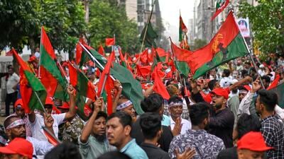 যখন বিএনপি ক্ষমতায় ছিল, তখন বাংলাদেশের সীমান্তরক্ষী বাহিনীর প্রধান ছিলেন লেফটেন্যান্ট জেনারেল জাহিরুল। ন্যাশনাল ডিফেন্স কলেজের কমান্ড্যান্ট হিসেবে দায়িত্ব পালন করেছিলেন। ইসলামাবাদের প্রতি তাঁর এতটাই প্রেম ছিল যে একবার তো পাকিস্তানের সামরিক বাহিনীর সদস্যদের হাতে বাংলাদেশের ন্যাশনাল ডিফেন্স কলেজ তুলে দিয়েছিলেন বলেও অভিযোগ ওঠে। (ছবিটি প্রতীকী, সৌজন্যে এপি) যখন বিএনপি ক্ষমতায় ছিল, তখন বাংলাদেশের সীমান্তরক্ষী বাহিনীর প্রধান ছিলেন লেফটেন্যান্ট জেনারেল জাহিরুল। ন্যাশনাল ডিফেন্স কলেজের কমান্ড্যান্ট হিসেবে দায়িত্ব পালন করেছিলেন। ইসলামাবাদের প্রতি তাঁর এতটাই প্রেম ছিল যে একবার তো পাকিস্তানের সামরিক বাহিনীর সদস্যদের হাতে বাংলাদেশের ন্যাশনাল ডিফেন্স কলেজ তুলে দিয়েছিলেন বলেও অভিযোগ ওঠে। (ছবিটি প্রতীকী, সৌজন্যে এপি)