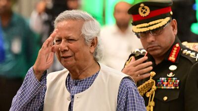 আর সেই সিদ্ধান্তের পরে আরও একটি জল্পনা শুরু হয়েছে। বাংলাদেশের সেনাপ্রধান জেনারেল ওয়াকার-উজ-জামানকে চাপে রাখতেই কি পাকিস্তান প্রীতি থাকা একজনকে সহকারী জাতীয় নিরাপত্তা উপদেষ্টার পদে বসাচ্ছেন ইউনুস? কারণ দীর্ঘদিন ধরেই জল্পনা চলছে যে জেনারেল ওয়াকারের নেতৃত্বে সামরিক অভ্যুত্থান হতে পারে। (ফাইল ছবি, সৌজন্যে এএফপি) আর সেই সিদ্ধান্তের পরে আরও একটি জল্পনা শুরু হয়েছে। বাংলাদেশের সেনাপ্রধান জেনারেল ওয়াকার-উজ-জামানকে চাপে রাখতেই কি পাকিস্তান প্রীতি থাকা একজনকে সহকারী জাতীয় নিরাপত্তা উপদেষ্টার পদে বসাচ্ছেন ইউনুস? কারণ দীর্ঘদিন ধরেই জল্পনা চলছে যে জেনারেল ওয়াকারের নেতৃত্বে সামরিক অভ্যুত্থান হতে পারে। (ফাইল ছবি, সৌজন্যে এএফপি)