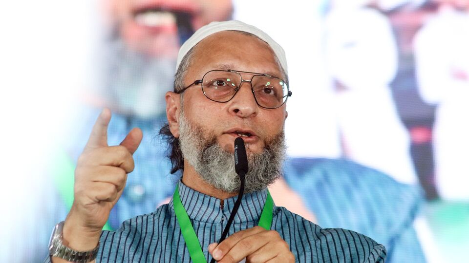 চেনা মেজাজে পাকিস্তানকে বিঁধতে ছাড়েননি ভারতের রাজনীতিবিদরাও। এবার এআইএমআইএম-র নেতা তথা সাংসদ আসাদউদ্দিন ওয়েইসির নিশানায় পড়ে পাকিস্তান। পারদ চড়িয়ে তিনি বলেন,' মার্কিন যুক্তরাষ্ট্রের এই আক্রমণ নেতানিয়াহুকে, যিনি প্যালিস্তিনীয়দের কসাই, গাজায় তার করা গণহত্যা ঢাকতে সাহায্য করেছে এবং তিনি এখনও তা করে চলেছেন। গাজায় গণহত্যা চলছে, এবং মার্কিন যুক্তরাষ্ট্র এটি নিয়ে চিন্তিত নয়...আমাদের পাকিস্তানিদের জিজ্ঞাসা করা উচিত যে তারা কি এর জন্য ট্রাম্পকে নোবেল শান্তি পুরস্কার পেতে চেয়েছিল?(AIMIM - X)