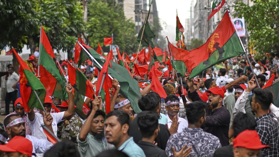 যখন বিএনপি ক্ষমতায় ছিল, তখন বাংলাদেশের সীমান্তরক্ষী বাহিনীর প্রধান ছিলেন লেফটেন্যান্ট জেনারেল জাহিরুল। ন্যাশনাল ডিফেন্স কলেজের কমান্ড্যান্ট হিসেবে দায়িত্ব পালন করেছিলেন। ইসলামাবাদের প্রতি তাঁর এতটাই প্রেম ছিল যে একবার তো পাকিস্তানের সামরিক বাহিনীর সদস্যদের হাতে বাংলাদেশের ন্যাশনাল ডিফেন্স কলেজ তুলে দিয়েছিলেন বলেও অভিযোগ ওঠে। (ছবিটি প্রতীকী, সৌজন্যে এপি)