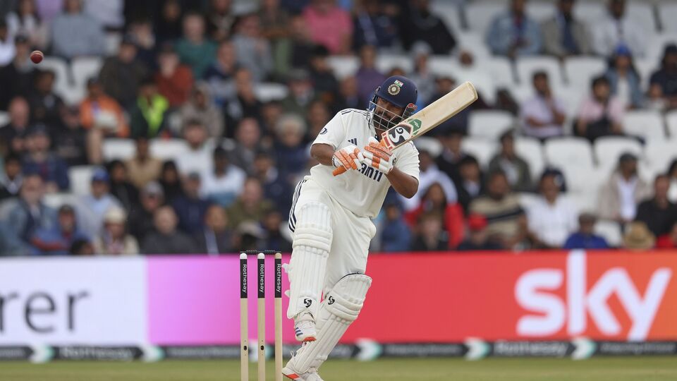 সেই বলে টেস্টে নিজের কেরিয়ার নতুন করে শুরু করতে ইশান মূলত কাউন্টিতে খেলছেন বলে ধারণা সংশ্লিষ্ট মহলের। ইংল্যান্ডের বিরুদ্ধে ভারত যে পাঁচ টেস্টের সিরিজ খেলছে, তাতে তাঁকে রাখেননি অজিত আগরকর, গৌতম গম্ভীররা। এই মুহূর্তে ভারতের প্রথম পছন্দের উইকেটকিপার হলেন ঋষভ পন্ত। তারপর আছেন ধ্রুব জুরেল। তবে বিরাট কোহলি এবং রোহিত শর্মারা অবসর নেওয়ায় ইশানের সামনে নতুন করে সুযোগ তৈরি হয়েছে। (ছবি সৌজন্যে এপি) 