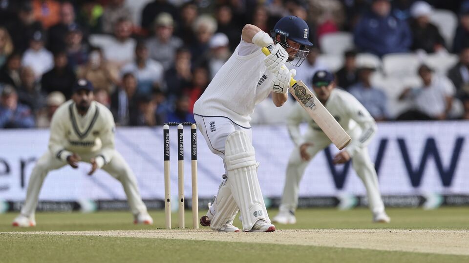 পঞ্চম দিনে জয়ের জন্য ইংল্যান্ডের আরও ৩৫০ রান চাই। হাতে আছে ১০টি উইকেটই। ব্যাজবল যুগে সেটা অসম্ভব নয়। বিশেষজ্ঞদের মতে, সকালের প্রথম ঘণ্টায় কেমন বোলিং করবেন ভারতীয়রা, তার উপরে নির্ভর করবে টেস্টের ভাগ্য। ভারতের জন্য এই টেস্ট জয়টা অত্যন্ত গুরুত্বপূর্ণ। কারণ বুমরাহ ছাড়া ভারতের বোলিংয়ের হাল খারাপ। বুমরাহ যে টেস্টে খেলবেন না, সেখানে কী হাল হবে, তা ভেবেই আঁতকে উঠছেন সকলে। তাই বুমরাহ যে টেস্টে খেলছেন, তাতে জিতলে না পারলে আরও বিপদ আছে। (ছবি সৌজন্যে এপি)