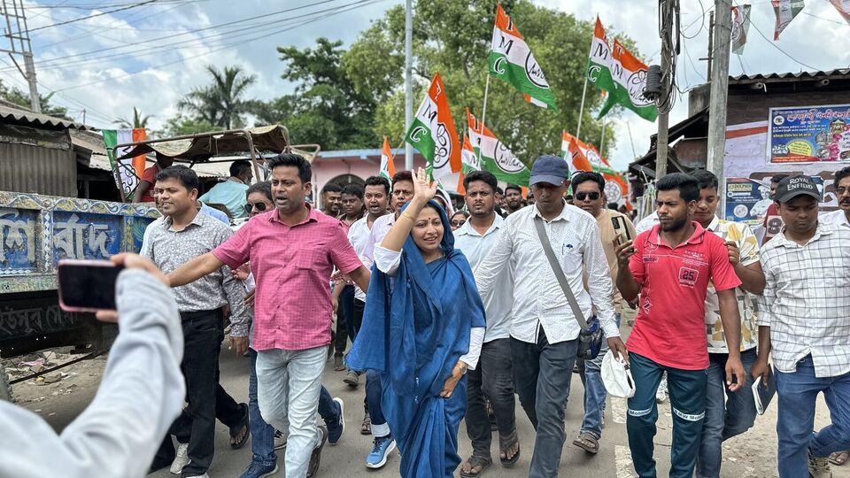 বিধানসভা উপ-নির্বাচনে ১,০২১,৭৯টি ভোট পেয়েছেন তৃণমূল প্রার্থী আলিফা আহমেদ। সেখানে বিজেপি প্রার্থী আশিস ঘোষের প্রাপ্ত ভোট হল ৫২,৪২৪। বাম সমর্থিত কংগ্রেস প্রার্থী কাবিলউদ্দিন আহমেদর ঝুলিতে ২৮,২৬২টি ভোট পড়েছে। অর্থাৎ ৪৯,৭৫৫ ভোটে জয়ী হয়েছেন আলিফা। ২০২১ সালের বিধানসভা নির্বাচনে বাবার জয়ের মার্জিনকেও ছাপিয়ে গিয়েছেন আলিফা। (ফাইল ছবি, সৌজন্যে ফেসবুক Alifa Ahmed - আলিফা আহমেদ)