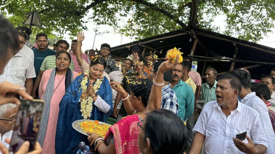 এমনিতে কালীগঞ্জ বিধানসভা উপ-নির্বাচনের ফলাফল কী হতে পারে, তা নিয়ে সন্দেহের অবকাশ ছিল না। বিধানসভা নির্বাচনের কয়েক মাস বিভিন্ন বিরোধী দলগুলি কতটা প্রস্তুত, সেটার দিকেই নজর ছিল রাজনৈতিক মহলের। কিন্তু ২৩ রাউন্ড গণনার শেষে যে ফলাফল সামনে এল, তাতে উৎফুল্ল হয়ে উঠেছে রাজ্যের শাসক দল। জয়ী হয়েছে তৃণমূল। দ্বিতীয় স্থানে শেষ করেছে বিজেপি। (ফাইল ছবি, সৌজন্যে ফেসবুক Alifa Ahmed - আলিফা আহমেদ)