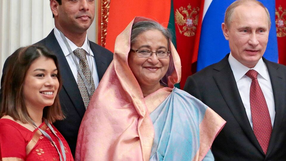 বিষয়টি নিয়ে বাংলাদেশের তরফে অবশ্য সরকারিভাবে কিছু জানানো হয়নি। যদিও বিশেষজ্ঞদের মতে, শেষপর্যন্ত লেফটেন্যান্ট জেনারেল জাহিরুলকে যদি ওই পদে বসানো হয়, তাহলেও অবাক হওয়ার কিছু নেই। কারণ ২০২৪ সালের অগস্টে শেখ হাসিনা সরকারের পতনের পর থেকেই ভারতের সঙ্গে সম্পর্ক খারাপ করেছেন ইউনুসরা। অভিযোগ উঠেছে যে বাংলাদেশে ভারত-বিরোধীদের ফ্রি-হ্যান্ড দেওয়া হয়েছে। (ফাইল ছবি, সৌজন্যে এপি)