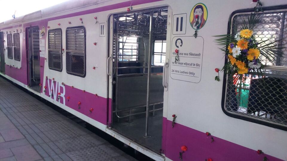 ০৮১১৮ ডাউন দিঘা-পাঁশকুড়া স্পেশাল লোকাল ট্রেনের টাইমটেবিল: আপ ট্রেনের মতো ডাউন লোকালও যাত্রাপথের প্রতিটি স্টেশনে স্টপেজ দেবে। দক্ষিণ-পূর্ব রেলের তরফে জানানো হয়েছে, প্রতিদিন সকাল ৯ টা ৩০ মিনিটে দিঘা থেকে ছাড়বে পাঁশকুড়াগামী স্পেশাল লোকাল ট্রেন। আর পাঁশকুড়ায় পৌঁছাবে সকাল ১১ টা ৫০ মিনিটে। অর্থাৎ সময় লাগবে দু'ঘণ্টা ২০ মিনিট। (ছবিটি প্রতীকী, সৌজন্যে এক্স @sureshpprabhu)