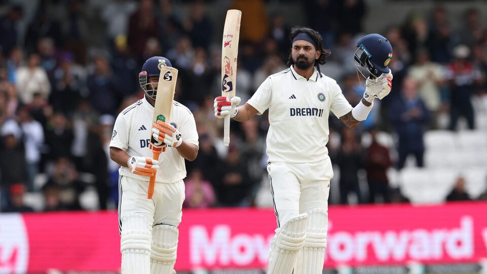 প্রথম ইনিংসে ৪১ রানে সাত উইকেট হারিয়েছিল ভারত। আর দ্বিতীয় ইনিংসে ৩১ রানে ছয় উইকেট হারাল। তারপরও কেএল রাহুল এবং ঋষভ পন্তের শতরানের সুবাদে বিরাট কোহলি এবং রোহিত শর্মা পরবর্তী যুগের প্রথম টেস্টেই জয়ের আশা জিইয়ে রাখল ভারত। তবে মঙ্গলবার হেডিংলেতে বাকি দুটি ফলাফলের রাস্তাও খোলা আছে। ইংল্যান্ডও জিততে পারে। ড্রও হতে পারে টেস্ট। (ছবি সৌজন্যে এএফপি)