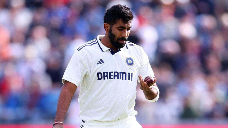 ৩৭১ রানের লক্ষ্যমাত্রা নিয়ে খেলতে নেমে ইংরেজ ওপেনারদের মাত্র ছয় ওভার সামলাতে হয়েছে। দিনের শেষে ইংল্যান্ডের স্কোর বিনা উইকেটে ২১ রান। তিনটি ওভার করেছেন জসপ্রীত বুমরাহ। মহম্মদ সিরাজ প্রথম ওভারে ভালো বোলিং করলেও দ্বিতীয় ওভারে যা করেছেন, তাতে পঞ্চম দিনে জয়ের জন্য বুমরাহকেই সম্ভবত বেশিরভাগ কাজটা করতে হবে। তবে পঞ্চম দিনের পিচে রবীন্দ্র জাদেজার ভূমিকাও গুরুত্বপূর্ণ হতে পারে। জাদেজাকে কী করতে হবে, তার কিছুটা ঝলক দেখিয়েছেন ইংরেজ স্পিনাররা। (ছবি সৌজন্যে রয়টার্স)