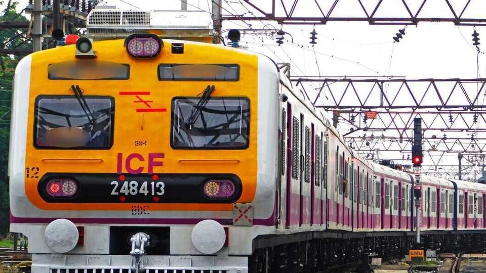 যে দাবিটা অনেকদিন ধরে করে আসছিলেন নিত্যযাত্রীরা, সেটা অবশেষে শুনল দক্ষিণ-পূর্ব রেল। আগামী ১০ জুলাই পর্যন্ত পাঁশকুড়া-দিঘা স্পেশাল লোকাল ট্রেন চালানোর ঘোষণা করা হল। সোমবার দক্ষিণ-পূর্ব রেলের তরফে বলা হয়েছে, 'যাত্রীদের দাবি মেনে ২৫ জুন (বুধবার) থেকে ১০ জুলাই (বৃহস্পতিবার) পর্যন্ত পাঁশকুড়া-দিঘা স্পেশাল ট্রেন চালানোর সিদ্ধান্ত নেওয়া হয়েছে।' (ছবিটি প্রতীকী, সৌজন্যে ভারতীয় রেল)