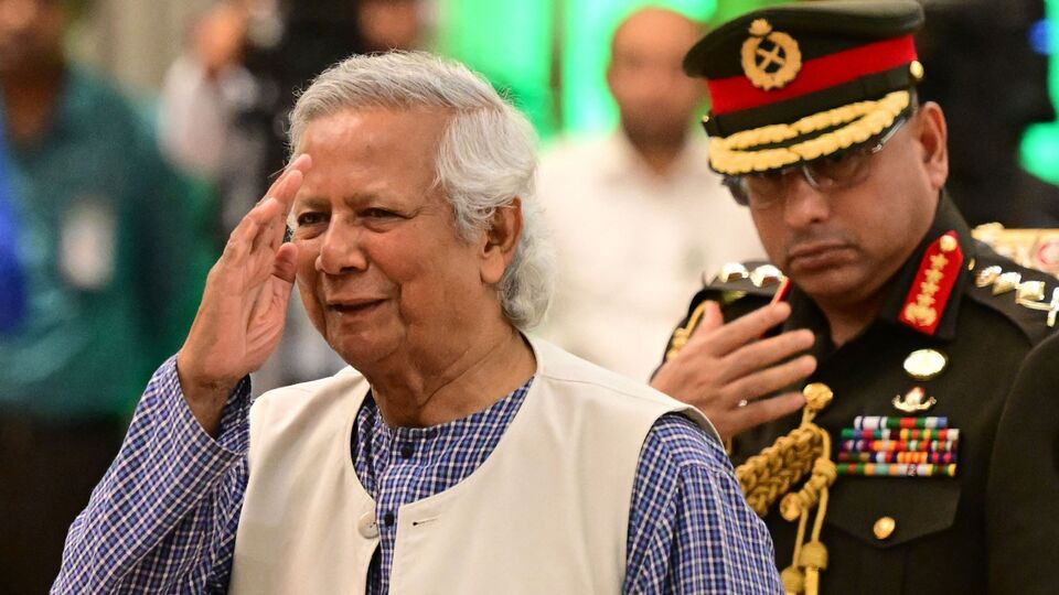 আর সেই সিদ্ধান্তের পরে আরও একটি জল্পনা শুরু হয়েছে। বাংলাদেশের সেনাপ্রধান জেনারেল ওয়াকার-উজ-জামানকে চাপে রাখতেই কি পাকিস্তান প্রীতি থাকা একজনকে সহকারী জাতীয় নিরাপত্তা উপদেষ্টার পদে বসাচ্ছেন ইউনুস? কারণ দীর্ঘদিন ধরেই জল্পনা চলছে যে জেনারেল ওয়াকারের নেতৃত্বে সামরিক অভ্যুত্থান হতে পারে। (ফাইল ছবি, সৌজন্যে এএফপি)