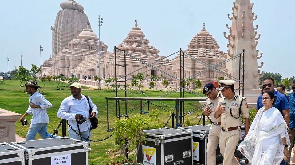 আর যে সময়ের মধ্যে পাঁশকুড়া-দিঘা-পাঁশকুড়া স্পেশাল লোকাল ট্রেন চালানো হবে, তখন রথযাত্রা এবং উল্টোরথও পড়বে। রথযাত্রা পড়েছে ২৭ জুন। আর ৫ জুলাই উল্টোরথ পড়েছে। আর এবার ওই দু'দিন প্রচুর মানুষ দিঘার জগন্নাথ মন্দিরে যাবেন বলে মনে করছেন সংশ্লিষ্ট মহল। সেই পরিস্থিতিতে পাঁশকুড়া-দিঘা-পাঁশকুড়া স্পেশাল লোকাল ট্রেনের ফলে নিত্যযাত্রীরা লাভবান হবে, তেমনই লাভ হবে পুণ্যার্থীদের। (ফাইল ছবি, সৌজন্যে পিটিআই)