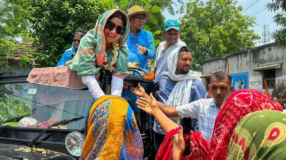 কিন্তু পরিসংখ্যান দিয়ে শুভেন্দুর সেই যুক্তি খারিজ করে দিয়েছে তৃণমূল। রাজ্যের শাসক দলের তথ্যপ্রযুক্তি সেলের প্রধান দেবাংশু ভট্টাচার্য বলেছেন, ‘কালীগঞ্জে প্রায় ১,০৮,০০০ হিন্দু ভোট। ২৩ রাউন্ড গণনার শেষে বিজেপি মোট ভোট পেয়েছে ৫২,৪২৪। এখন যদি ধরে নিই বিজেপির প্রাপ্ত ভোট পুরোটাই হিন্দুদের, তার মানে মাত্র ৪৮ শতাংশ হিন্দু ভোট বিজেপি পেয়েছে। বাকি ৫২ শতাংশের অধিকাংশই পেয়েছে তৃণমূল। কিছুটা পেয়েছে কংগ্রেস।’ (ফাইল ছবি, সৌজন্যে পিটিআই)