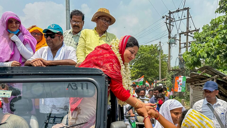 সেই রেশ ধরেই বিজেপিকে কটাক্ষ করে দেবাংশু বলেছেন, ‘শেষ বিধানসভা নির্বাচন এবং লোকসভা নির্বাচনের মতোই আবারও বিজেপি নেতাদের ভবিষ্যদ্বাণী ও বাস্তবতার মধ্যে আকাশ পাতালের তফাৎ (থেকে গেল)। ২০২১ সালে ২০০-র কথা বলে ৭৭ আসন পাওয়া হোক বা ২০২৪ সালে ৩৫টি আসন বলে ১২টি পাওয়া হোক বা এবার হিন্দুদের ৭৫ শতাংশের সমর্থনের দাবি করে ৫০-এর নীচে আটকে যাওয়ার ব্যাপার হোক!’ (ফাইল ছবি, সৌজন্যে পিটিআই)