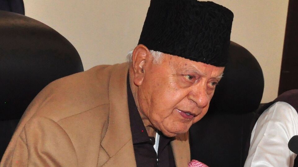 কাশ্মীরের প্রাক্তন মুখ্যমন্ত্রী ফারুক আবদুল্লাও বিষয়টি নিয়ে সরব। তিনি বলেন,' ট্রাম্প সাহেব পাকিস্তানের ফিল্ড মার্শালকে ভোজে নিমন্ত্রণ করেছিলেন, উনি আমন্ত্রিত ছিলেন… আমি জানি না কী খেলা চলছে।' তিনি ক্ষোভ প্রকাশ করেন যে, ইরানে মার্কিন হামলার বিষয়টি নিয়ে ‘মুসলিম বিশ্ব নীরব। আজ, ইরানের এই অবস্থা, কিন্তু আগামিকাল, অন্যরা আমেরিকার হাতে ধ্বংস হবে... যদি তারা আজ না জেগে, তাদের অবশ্যই তাদের পালার জন্য অপেক্ষা করতে হবে।'’(PTI)