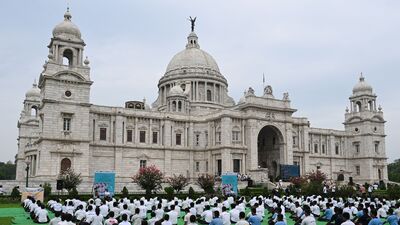 পশ্চিমবঙ্গের ধনীতম (শহুরে) পাঁচ শতাংশ মানুষ যদি কলকাতায় বাড়ি কিনতে চান, তাহলে ৩৯ বছরের সেভিংসের প্রয়োজন হবে - জাতীয় হাউজিং বোর্ডের পরিসংখ্যানে এমনই তথ্য উঠে এল। ওই পরিসংখ্যান অনুযায়ী, মুম্বইয়ে বাড়ি কিনতে ১০৯ বছরের সেভিংসের প্রয়োজন হবে। বেঙ্গালুরুর ক্ষেত্রে সেই সময়সীমা হল ৩৬ বছর। ওড়িশার ভুবনেশ্বরের ক্ষেত্রে আবার ৫৩ বছরের সেভিংস লাগবে। (ছবি সৌজন্যে, সমীর জানা/হিন্দুস্তান টাইমস) পশ্চিমবঙ্গের ধনীতম (শহুরে) পাঁচ শতাংশ মানুষ যদি কলকাতায় বাড়ি কিনতে চান, তাহলে ৩৯ বছরের সেভিংসের প্রয়োজন হবে - জাতীয় হাউজিং বোর্ডের পরিসংখ্যানে এমনই তথ্য উঠে এল। ওই পরিসংখ্যান অনুযায়ী, মুম্বইয়ে বাড়ি কিনতে ১০৯ বছরের সেভিংসের প্রয়োজন হবে। বেঙ্গালুরুর ক্ষেত্রে সেই সময়সীমা হল ৩৬ বছর। ওড়িশার ভুবনেশ্বরের ক্ষেত্রে আবার ৫৩ বছরের সেভিংস লাগবে। (ছবি সৌজন্যে, সমীর জানা/হিন্দুস্তান টাইমস)