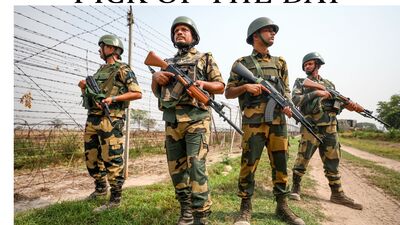 পহেলগাঁও হামলার ঘটনায় জঙ্গিদের সঙ্গে জড়িত সন্দেহে সদ্য ২ জনকে সদ্য গ্রেফতার করেছে এনআইএ। তাদের কাছ থেকে জেরাতেই জানা গিয়েছে, পহেলগাঁওতে জঙ্গি হানার মাস্টারমাইন্ড ৩ পাকিস্তানি জঙ্গি। এনআইএ-এখনও এই তিন পাকিস্তানি জঙ্গির নাম প্রকাশ করেনি। তবে, কেন্দ্রীয় তদন্তকারী দল জানাচ্ছে,‘উপযুক্ত সময়’, এই জঙ্গিদের পরিচয় ও বিস্তারিত জানানো হবে। জল্পনা থেকেই যাচ্ছে যে, তাহলে কি এবার এই পাকিস্তানি জঙ্গিদের ঘিরে কোমর কষতে শুরু করে দিয়েছে দিল্লি? (PTI) পহেলগাঁও হামলার ঘটনায় জঙ্গিদের সঙ্গে জড়িত সন্দেহে সদ্য ২ জনকে সদ্য গ্রেফতার করেছে এনআইএ। তাদের কাছ থেকে জেরাতেই জানা গিয়েছে, পহেলগাঁওতে জঙ্গি হানার মাস্টারমাইন্ড ৩ পাকিস্তানি জঙ্গি। এনআইএ-এখনও এই তিন পাকিস্তানি জঙ্গির নাম প্রকাশ করেনি। তবে, কেন্দ্রীয় তদন্তকারী দল জানাচ্ছে,‘উপযুক্ত সময়’, এই জঙ্গিদের পরিচয় ও বিস্তারিত জানানো হবে। জল্পনা থেকেই যাচ্ছে যে, তাহলে কি এবার এই পাকিস্তানি জঙ্গিদের ঘিরে কোমর কষতে শুরু করে দিয়েছে দিল্লি? (PTI)