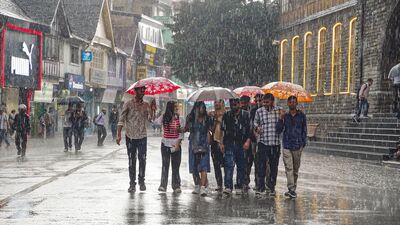 বুধবার উত্তরবঙ্গের তিনটি জেলার (জলপাইগুড়ি, আলিপুরদুয়ার এবং কোচবিহার) একটি বা দুটি অংশে ভারী বৃষ্টি হবে। ওই তিনটি জেলায় হলুদ সতর্কতা জারি করা হয়েছে। বাকি পাঁচটি জেলায় (দার্জিলিং, কালিম্পং, উত্তর দিনাজপুর, দক্ষিণ দিনাজপুর এবং মালদা) বজ্রবিদ্যুৎ-সহ হালকা থেকে মাঝারি বৃষ্টি হবে। আর ওই পাঁচটি জেলায় সতর্কতা জারি করা হয়নি বুধবার। (ছবিটি প্রতীকী, সৌজন্যে পিটিআই) 