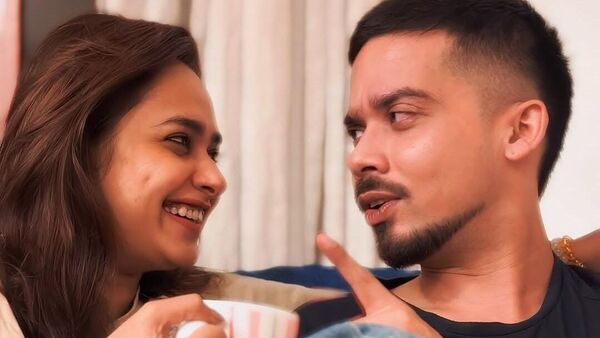 আরব সাগরের তীরেই খুঁজে পেলেন ভালোবাসা আরব সাগরের তীরেই খুঁজে পেলেন ভালোবাসা