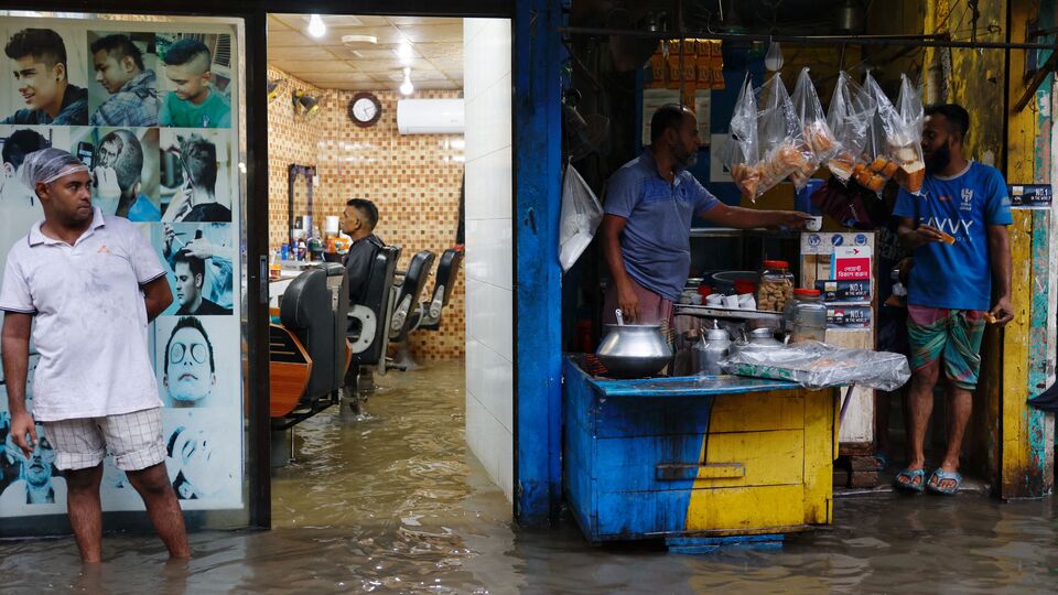 আসলে শেখ হাসিনার পতনের পর থেকে বাংলাদেশে সামরিক শাসনের জল্পনা শুরু হয়েছে। অতীতে একাধিকবার সামরিক শাসনের সাক্ষী থেকেছে বাংলাদেশ। এখন কোনও নির্বাচিত সরকার না থাকায় মাঝেমধ্যেই সেই জল্পনা তৈরি হয় যে বাংলাদেশ সেনা, বাংলাদেশ বায়ুসেনা এবং বাংলাদেশ নৌসেনা কি ইউনুসকে হটিয়ে ক্ষমতা দখল করে নেবে? বিশেষত আলোচনার কেন্দ্রবিন্দুতে থেকেছেন বাংলাদেশের সেনাপ্রধান জেনারেল ওয়াকার-উজ-জামান। (ছবিটি প্রতীকী, সৌজন্যে রয়টার্স)