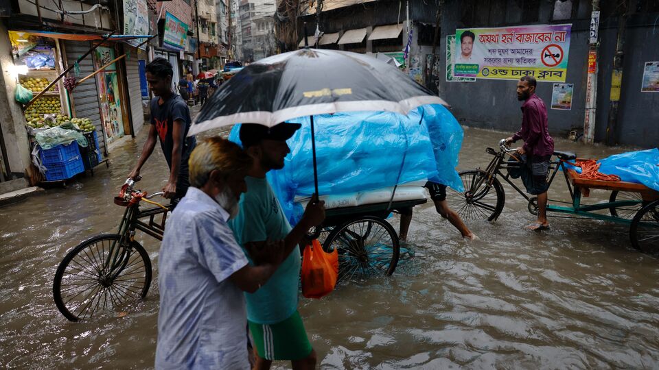বাংলাদেশ সেনা বা বাংলাদেশের অন্তর্বর্তীকালীন সরকারের তরফে বারবার সেই সম্ভাবনা খারিজ করে দেওয়া হয়েছে। একাংশের বক্তব্য, সেনার যদি ক্ষমতা দখলের বাসনা থাকত, তাহলে ইউনুসকে ক্ষমতায় বসতেই দিত না। কিন্তু ইতিহাসের কারণে জল্পনায় ইতি পড়েনি। কারণ বাংলাদেশে নির্বাচিত সরকার আসতে এখনও বছরখানেক বাকি আছে। (ছবিটি প্রতীকী, সৌজন্যে রয়টার্স)