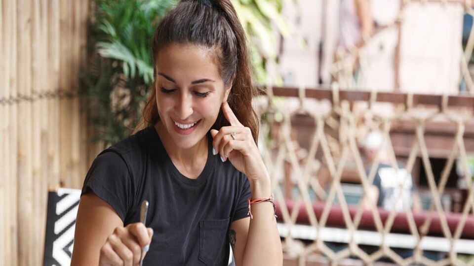 সাত্ত্বিক ও হালকা খাবার- মহারাজজি বলেছেন, খাবার হতে হবে সাত্ত্বিক ও হালকা। পেঁয়াজ, রসুন ও আমিষ জাতীয় খাবার এড়িয়ে চলার পরামর্শ দিয়েছেন তিনি। ক্ষীর, পুরি, ডাল এবং সবজি। সাত্ত্বিক খাবার মনকে শান্ত রাখে এবং শরীর হালকা রাখে।