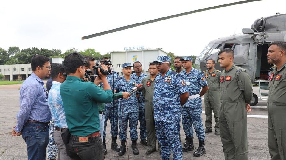 বাংলাদেশ সেনা হোক বা বাংলাদেশ বায়ুসেনা হোক বা বাংলাদেশ নৌসেনা হোক - তিন বাহিনীর তরফে কোনও মন্তব্য করা হলেই সামরিক অভ্যুত্থানের গুঞ্জন শুরু হয়ে যায়। এবারও সেটার ব্যতিক্রম হল না। বায়ুসেনা প্রধান এয়ার চিফ মার্শাল হাসান মেহমুদ খান নয়া বাংলাদেশ গড়ে তোলার ডাক দিতেই জল্পনা শুরু হয়ে গিয়েছে যে মহম্মদ ইউনুসকে কি উৎখাতের ডাক দেওয়া হল? (ছবিটি প্রতীকী, সৌজন্যে এক্স @BD_AirForce)