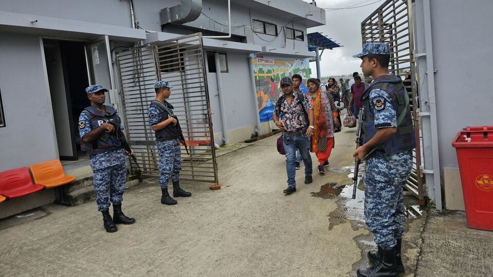 একটি মহলে প্রশ্নটা ঘুরপাক খেতে শুরু করেছে যে বাংলাদেশ বায়ুসেনার প্রধান কি সামরিক অভ্যুত্থানের হুংকার দিলেন? প্রত্যক্ষভাবে অবশ্য সেরকম কিছু বলেননি বাংলাদেশের বায়ুসেনার প্রধান। ফেনি জেলায় বিভিন্ন প্রকল্পের উদ্বোধনের সময় তিনি জানান, নয়া বাংলাদেশ গড়ে তুলতে বদ্ধপরিকর বায়ুসেনা। সবসময় সাধারণ মানুষের পাশে থাকারও আশ্বাস দেন। (ছবিটি প্রতীকী, সৌজন্যে এক্স @BD_AirForce)