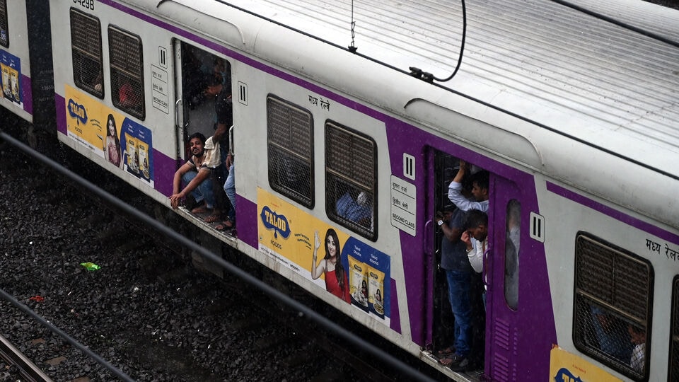 যদিও লোকাল ট্রেনের ভাড়া বৃদ্ধি করা হচ্ছে না বলে ওই রিপোর্টে জানানো হয়েছে। সূত্র উদ্ধৃত করে ওই রিপোর্টে জানানো হয়েছে, লোকাল ট্রেনের মান্থলি টিকিটেরও ভাড়া বাড়ানো হচ্ছে না। অর্থাৎ জুলাই মাসের পয়লা দিন থেকে নিত্যযাত্রীদের উপরে চাপবে না বাড়তি বোঝা। তাঁরা এখন যে টাকা দিয়ে টিকিট কাটছেন, জুলাই থেকেও সেই পরিমাণ অর্থ খরচ হবে। (ছবিটি প্রতীকী, সৌজন্যে রাজু শিন্ডে/হিন্দুস্তান টাইমস)