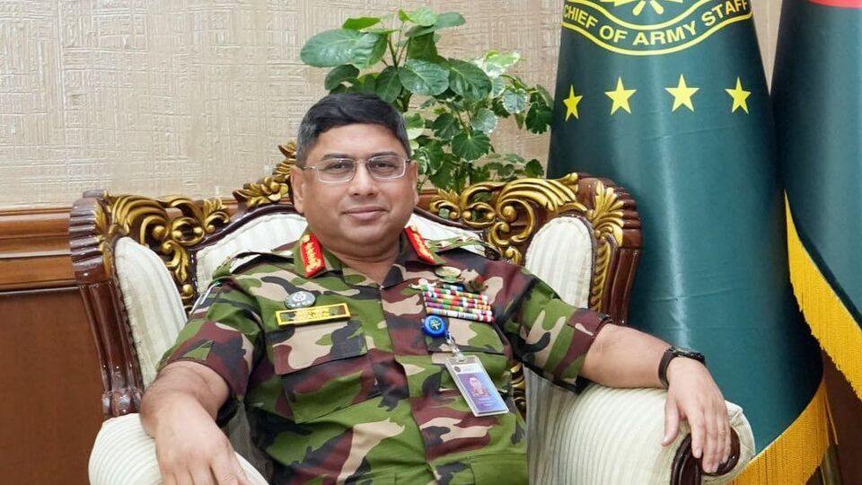 এদিকে, বাংলাদেশের সেনার তরফেও কিছুদিন আগে সেন্ট মার্টিন দ্বীপে এক তাবড় কর্মকাণ্ড চালানো হয়। বাংলাদেশের একমাত্র প্রবাল দ্বীপ সেন্টমার্টি সহ একাধিক জায়গা কিছুদিন আগেই ক্ষতিগ্রস্ত হয়। আর সেই সেন্টমার্টিনে কয়েক হাজার পরিবারকে জরুরি ত্রাণ সহায়তা দেওয়ার কাজে নামে বাংলাদেশের সেনা। বাংলাদেশের নৌবাহিনী জাহাজ ‘বানৌজা সমুদ্র জয়’ চট্টগ্রাম থেকে প্রয়োজনীয় ত্রাণসামগ্রী নিয়ে সেন্টমার্টিন পৌঁছায়। চলে সেবার এই কর্মকাণ্ড। (ফাইল ছবি, সৌজন্যে এক্স @BDArmyOfficial)