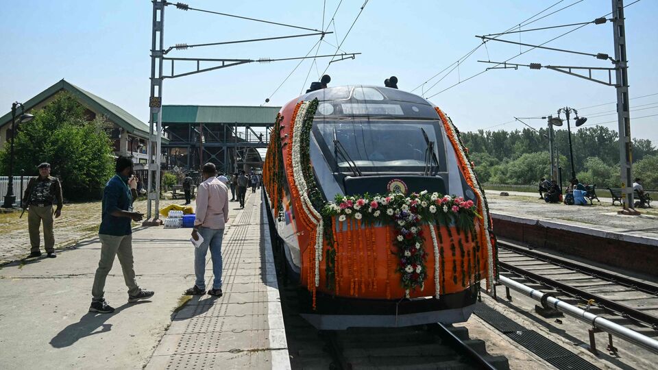 আগামী ১ জুলাই থেকে মেল এবং এক্সপ্রেস ট্রেনের টিকিটের দাম বাড়তে পারে। সূত্র উদ্ধৃত করে সংবাদমাধ্যম দ্য ইকোনমিকস টাইমসের প্রতিবেদনে এমনই জানানো হয়েছে। ওই প্রতিবেদন অনুযায়ী, নন-এসি কোচে প্রতি কিলোমিটারে মাথাপিছু এক পয়সা ভাড়া বাড়ানো হতে পারে। আর এসি কোচের ক্ষেত্রে প্রতি এক কিমিতে ভাড়া বৃদ্ধির অঙ্কটা দু'পয়সা হতে পারে বলে ওই প্রতিবেদনে জানানো হয়েছে। (ছবিটি প্রতীকী, সৌজন্যে এএফপি)