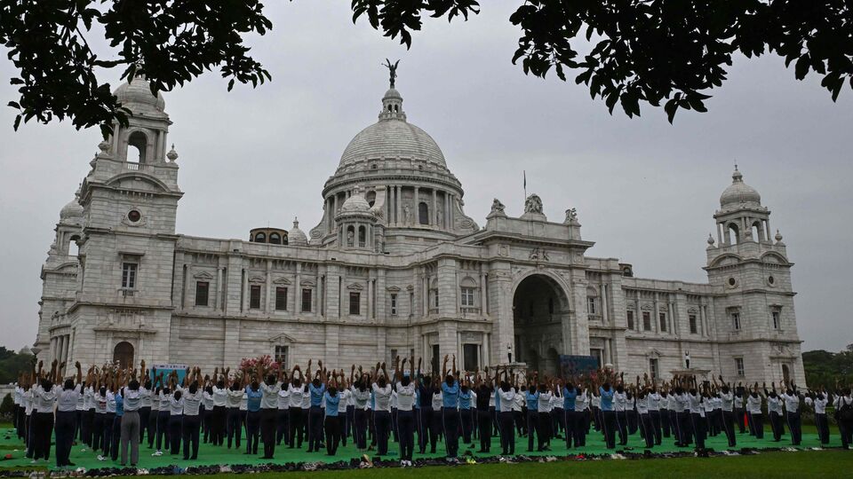 সংবাদমাধ্যম টাইমস অফ ইন্ডিয়ার প্রতিবেদন অনুযায়ী, জাতীয় হাউজিং বোর্ডের পরিসংখ্যানে জানানো হয়েছে যে পশ্চিমবঙ্গের ধনীতম পাঁচ শতাংশ পরিবারের গড় বার্ষিক আয় হল ৮.২ লাখ টাকা। ৩০.২ শতাংশ সঞ্চয় করবেন বলে ধরলে বছরে ২.৫ লাখ টাকার মতো বাঁচবে। আর কলকাতায় ১,১৮৪ স্কোয়ার ফুটের বাড়ির দাম মোটামুটি ৯৭ লাখ টাকার মতো পড়বে। সেই নিরিখে বাড়ি কিনতে ৩৯ বছরের সেভিংস লাগবে। (ছবি সৌজন্যে এএফপি)