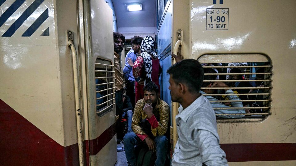 এসি ফার্স্ট ক্লাসের যাত্রীরাও রেহাই পান না বলে অভিযোগ ওঠে। অভিযোগ ওঠে, হামেশাই কেবিন বা কুপের সামনে বিনা টিকিটের যাত্রীরা দাঁড়িয়ে থাকেন। এমন অবস্থা হয় যে বাথরুমটুকুও যাওয়া যায় না। প্রতিবাদ করেও কোনও লাভ হয় না বলে অভিযোগ ওঠে। শুধু তাই নয়, এসি কোচেও আরশোলা, পোকামাকড়ের দাপট দেখা যায় বলে হামেশাই অভিযোগ তোলেন যাত্রীরা। (ছবিটি প্রতীকী, সৌজন্যে এএফপি)