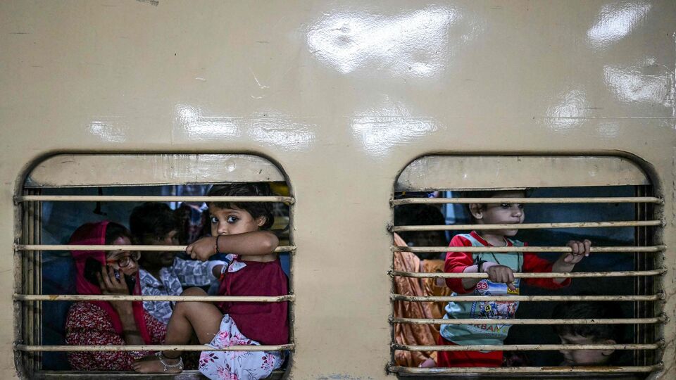 তবে দ্বিতীয় শ্রেণিতে যাতায়াত করা যাত্রীদের ক্ষেত্রে কিছুটা ভাড়া বাড়ছে। সূত্র উদ্ধৃত করে ওই প্রতিবেদনে জানানো হয়েছে, যে যাত্রীরা ৫০০ কিলোমিটার পর্যন্ত দূরত্ব অতিক্রম করার জন্য দ্বিতীয় শ্রেণিতে টিকিট কাটবেন, তাঁদের ক্ষেত্রে ভাড়া বাড়বে না। যাঁরা ৫০০ কিমির বেশি দূরত্ব অতিক্রম করবেন, তাঁদের প্রতি কিমিতে অতিরিক্ত হাফ (০.০০৫ টাকা) পয়সা গুনতে হবে বলে জানানো হয়েছে। (ছবিটি প্রতীকী, সৌজন্যে এএফপি)