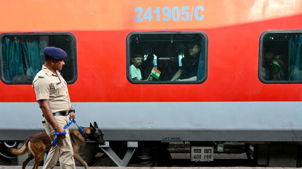 বিষয়টি নিয়ে ভারতীয় রেলের তরফে আপাতত সরকারিভাবে কিছু জানানো হয়নি। শেষপর্যন্ত দূরপাল্লার ট্রেনের ভাড়া যদি বাড়ানো হয়, তাহলে নিশ্চিতভাবে প্রশ্ন উঠবে। কারণ এখন দূরপাল্লার ট্রেনের যাত্রার বিষয়টি মাঝেমধ্যেই কার্যত নরক হয়ে ওঠে বলে অভিযোগ উঠেছে। অভিযোগ ওঠে, রিজার্ভেশন থাকলেও বিনা টিকিটের যাত্রীরা এসে ঝামেলা করেন। স্লিপার কোচ, এসি থ্রি টিয়ার, এসি টু টিয়ারের মতো কোচ কার্যত জেনারেল কোচে পরিণত হয়ে যায়। (ছবিটি প্রতীকী, সৌজন্যে এএফপি)