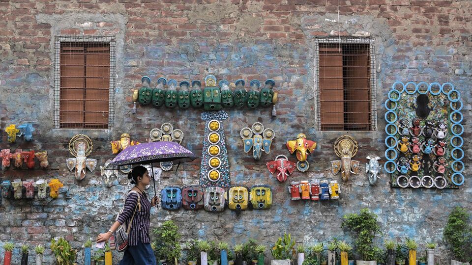 জাতীয় হাউজিং বোর্ডের তরফে যে পরিসংখ্যান প্রকাশ করা হয়েছে, সেটা বিভিন্ন উপায়ে বের করা হয়েছে। কোনও রাজ্য বা কেন্দ্রশাসিত অঞ্চলের পাঁচ শতাংশ ধনীতম পরিবারের গড় আয় এবং সেখানকার সবথেকে শহরের ১,১৮৪ স্কোয়ার ফুটের বাড়ির দামের মধ্যে তুলনা করা হয়েছে। আর সেভিংসের হার ধরা হয়েছে ৩০.২ শতাংশ। অর্থাৎ ১০০ টাকা আয় করলে ৩০.২ টাকা সঞ্চয় করা হবে। (ছবিটি প্রতীকী, সৌজন্যে এএফপি)