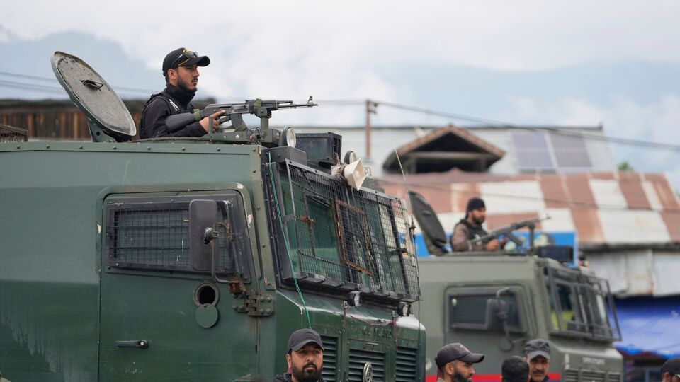 পহেলগাঁও কাণ্ডের পরই পাকিস্তানের তরফে দাবি করা হয়েছিল, তারা ওই জঙ্গি হানা নিয়ে আন্তর্জাতিক স্তরের তদন্ত চায়। পাক প্রতিরক্ষামন্ত্রী খোয়াজা আসিফ দাবি করেছিলেন, ভারত, প্রমাণ ছাড়াই পাকিস্তানকে ওই জঙ্গি হামলা নিয়ে অভিযুক্ত করছে। এবার সেই ‘প্রমাণ’ দেওয়ার মর্মে পাকিস্তানি জঙ্গিদের ঘিরে বড় আপডেট দিল ‘ন্যাশনাল ইনভেস্টিগেশন এজেন্সি’ (NIA)। (AP)