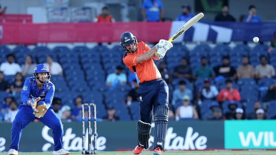 ডালাসে এমআইয়ের বিরুদ্ধে টস হেরে শুরুতে ব্যাট করতে নামে সান ফ্রান্সিসকো। তারা নির্ধারিত ২০ ওভারে ৪ উইকেটের বিনিময়ে ২৪৬ রানের বিশাল ইনিংস গড়ে তোলে। ওপেন করতে নেমে ৪৩ বলে ৯১ রান করেন ক্যাপ্টেন ম্যাথিউ শর্ট। তিনি ৯টি চার ও ৫টি ছক্কা মারেন। অপর ওপেনার টিম সেফার্ত ৪টি বাউন্ডারির সাহায্যে ২২ বলে ২৬ রান করেন। ছবি- এমএলসি।