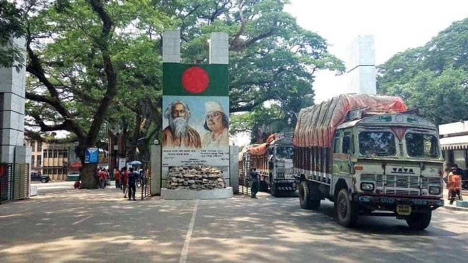 চ্যাংরাবান্ধা সীমান্তে আমদানি-রফতানি কার্যত বন্ধ, সমস্যায় ব্যবসায়ী-শ্রমিকরা