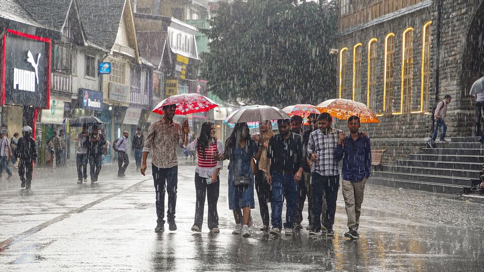 বুধবার উত্তরবঙ্গের তিনটি জেলার (জলপাইগুড়ি, আলিপুরদুয়ার এবং কোচবিহার) একটি বা দুটি অংশে ভারী বৃষ্টি হবে। ওই তিনটি জেলায় হলুদ সতর্কতা জারি করা হয়েছে। বাকি পাঁচটি জেলায় (দার্জিলিং, কালিম্পং, উত্তর দিনাজপুর, দক্ষিণ দিনাজপুর এবং মালদা) বজ্রবিদ্যুৎ-সহ হালকা থেকে মাঝারি বৃষ্টি হবে। আর ওই পাঁচটি জেলায় সতর্কতা জারি করা হয়নি বুধবার। (ছবিটি প্রতীকী, সৌজন্যে পিটিআই)
