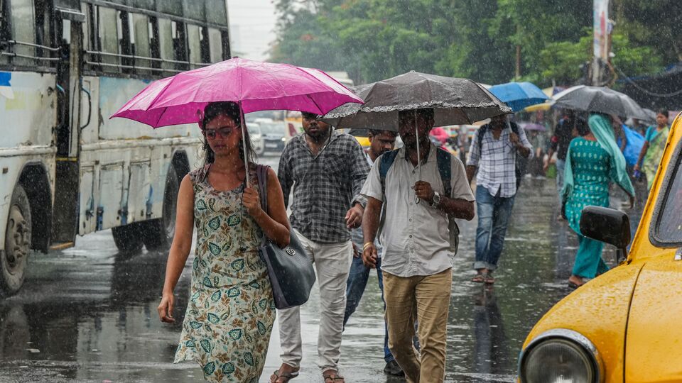 শনিবার, রবিবার এবং সোমবার দক্ষিণবঙ্গের সব জেলার (কলকাতা, হাওড়া, হুগলি, উত্তর ২৪ পরগনা, দক্ষিণ ২৪ পরগনা, পূর্ব মেদিনীপুর, পশ্চিম মেদিনীপুর, ঝাড়গ্রাম, পুরুলিয়া, বাঁকুড়া, পূর্ব বর্ধমান, পশ্চিম বর্ধমান, বীরভূম, মুর্শিদাবাদ এবং নদিয়া) বজ্রবিদ্যুৎ-সহ হালকা থেকে মাঝারি বৃষ্টি হবে। ওই তিনদিনই দক্ষিণবঙ্গের কোনও জেলায় জারি করা হয়নি সতর্কতা। (ছবি সৌজন্যে পিটিআই)