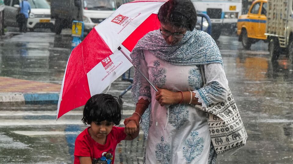 বৃহস্পতিবার হুগলি, দক্ষিণ ২৪ পরগনা, পূর্ব মেদিনীপুর, পশ্চিম মেদিনীপুর, ঝাড়গ্রাম, পুরুলিয়া ও পশ্চিম বর্ধমান এবং শুক্রবার (রথযাত্রার দিন) ঝাড়গ্রাম, পুরুলিয়া ও বাঁকুড়ার একটি বা দুটি অংশে ভারী বৃষ্টি হবে। ওই জেলাগুলিতে হলুদ সতর্কতা জারি করা হয়েছে। বাকি জেলাগুলিতে বজ্রবিদ্যুৎ-সহ হালকা থেকে মাঝারি বৃষ্টি হবে। দু'দিনই সেইসব জেলায় কোনওরকম সতর্কতা জারি করা হয়নি। (ছবি সৌজন্যে পিটিআই)