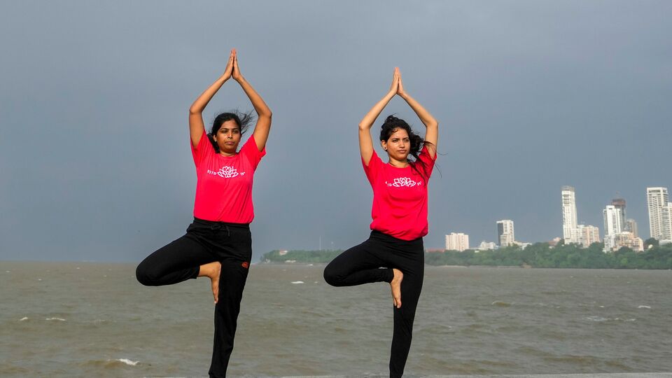 ওই পরিসংখ্যান অনুযায়ী, মহারাষ্ট্রের ধনীতম পাঁচ শতাংশ পরিবারের বার্ষিক গড় আয় হল ১০.৭ শতাংশ। বছরে গড়ে ৩.২ লাখ টাকা সঞ্চয় করতে পারবে। সেখানে ওরকম বাড়ির দাম হল ৩ কোটি ৫৪ লাখ টাকা। ফলে ১০৯ বছরের সঞ্চয় দিয়ে ১,১৮৪ স্কোয়ার ফুটের বাড়ি কিনতে পারবেন তাঁরা। আবার গুরুগ্রামে বাড়ি কিনতে হরিয়ানার পাঁচ শতাংশ ধনীতম পরিবারের ৬৪ বছর লেগে যাবে। (ছবিটি প্রতীকী, সৌজন্যে পিটিআই)