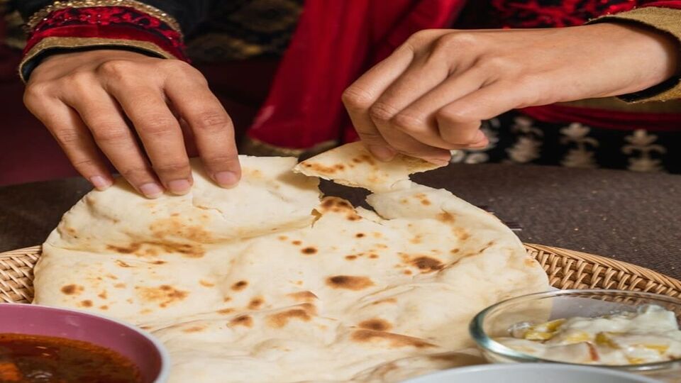 খাবারের পরিমাণ- প্রেমানন্দজি মহারাজের মতে, খাবার সবসময় যতটা খিদে পেয়েছে, তার থেকে কম পরিমানে খাওয়া উচিত। খাবার ও জল পানের পর, যাতে পেতে বাতাসের জন্য কিছু অংশ ফাকা থাকে। এতে বদহজম, পেট ফাঁপা ও অ্যাসিডিটির মতো সমস্যা দেখা দেয় না। অতিরিক্ত খেলে শরীর ভারী হয়ে যায় এবং মন অস্থির হয়ে ওঠে। হালকা খাবার আধ্যাত্মিক শক্তি বাড়ায় এবং শরীর সুস্থ রাখে।